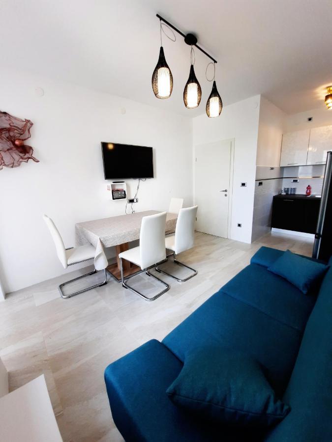 Split Symphony Veranda: Modern, New Apartment Exteriér fotografie
