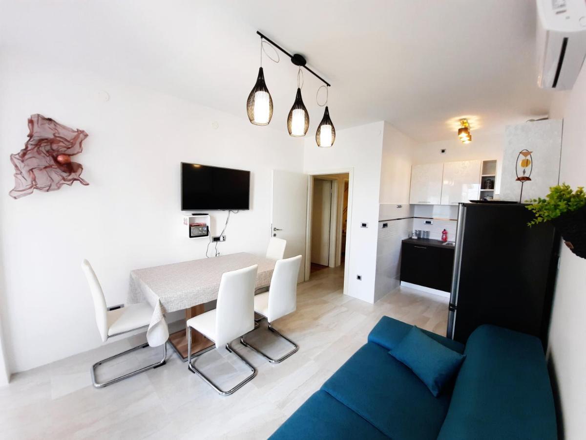 Split Symphony Veranda: Modern, New Apartment Exteriér fotografie