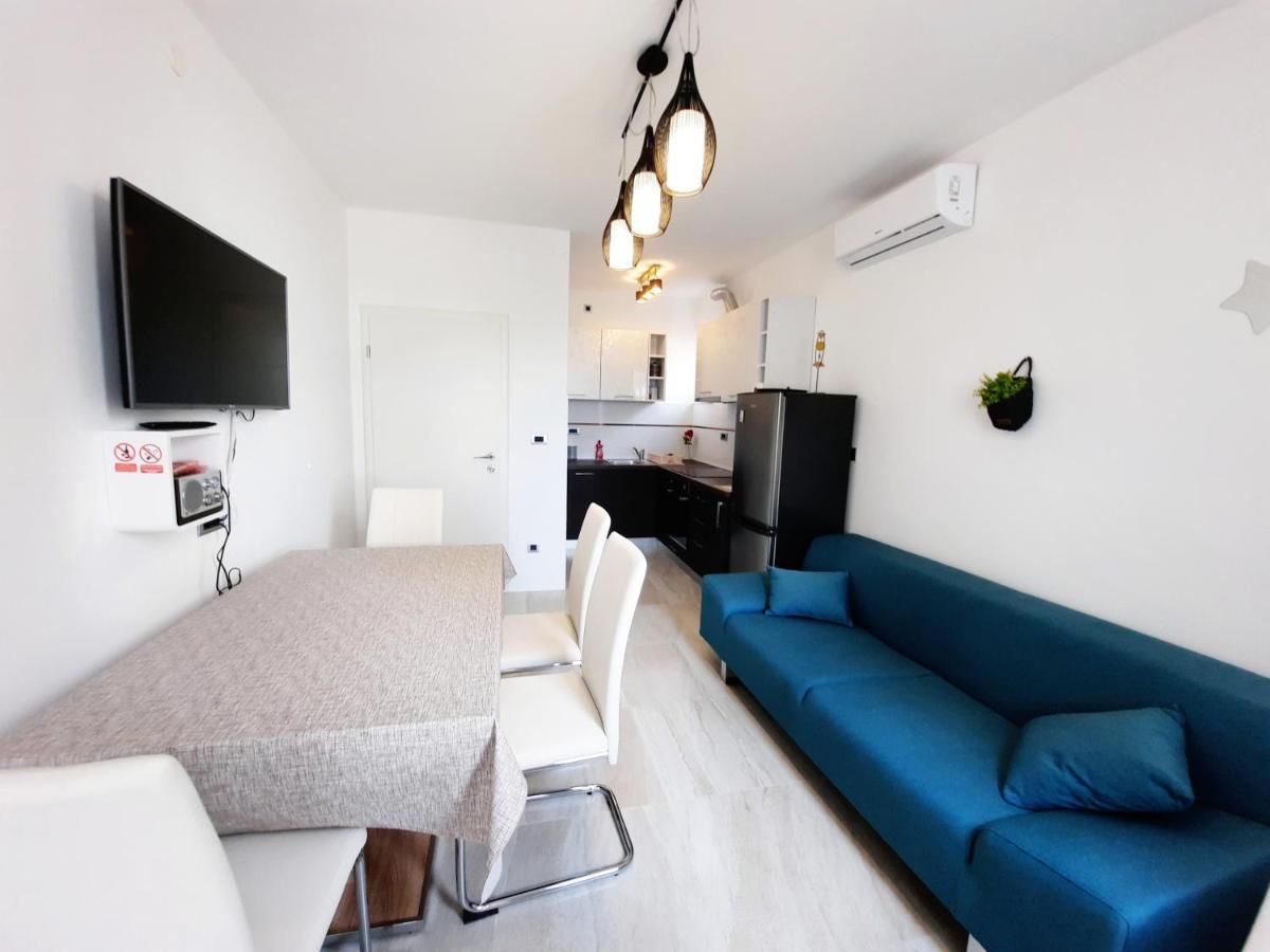 Split Symphony Veranda: Modern, New Apartment Exteriér fotografie